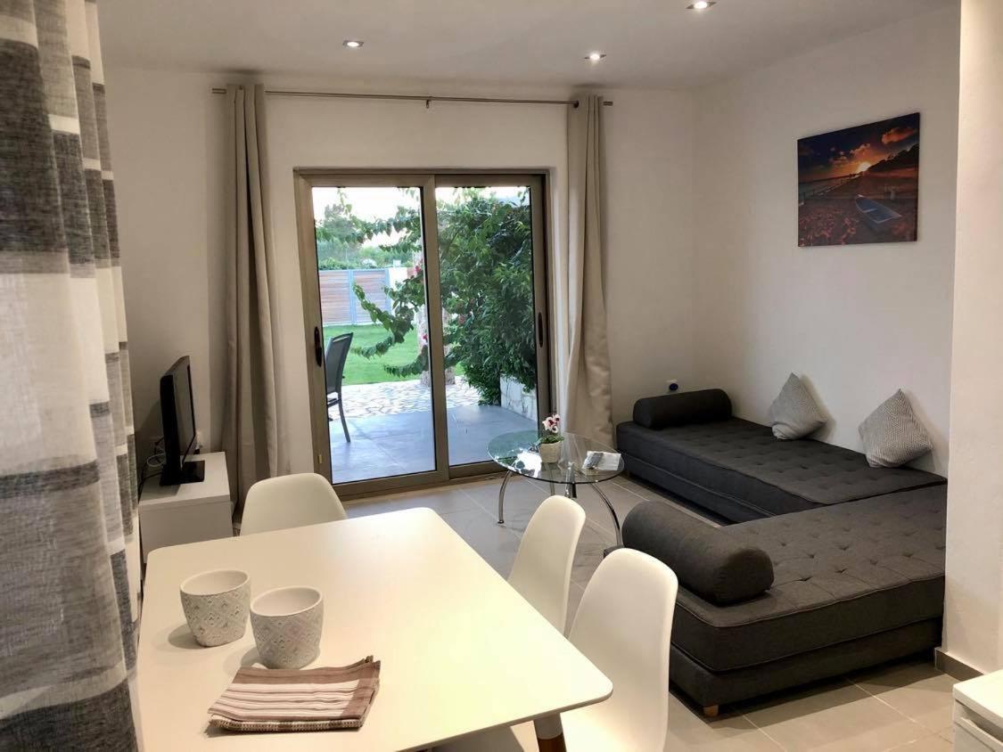 Issos Beach Villa Linia ภายนอก รูปภาพ